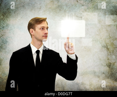Junger Geschäftsmann Drücken einer Taste auf einem Touch-screen Stockfoto