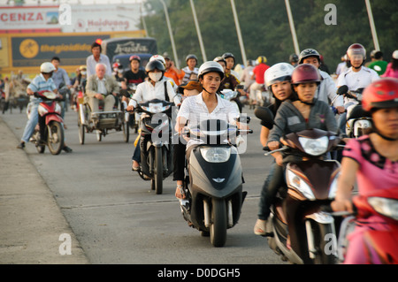 HUE, Vietnam - Motorroller der Brücke Cau Phu Xuan in Hue, Vietnam, im abendlichen Berufsverkehr. Stockfoto