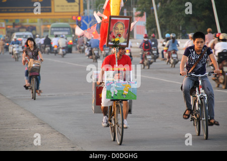 HUE, Vietnam - Fahrrad Verkehr auf Cau Phu Xuan in Hue, Vietnam. Stockfoto
