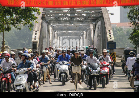HUE, Vietnam - Hunderte von Motorroller und Fahrräder Kreuzung Cau Truong Tien in Nachmittag Verkehr in Hue, Vietnam. Stockfoto