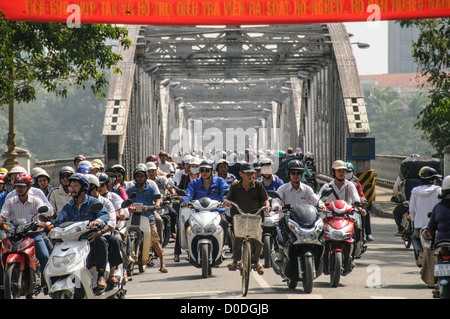 Hunderte von Roller und Fahrräder Kreuzung Cau Truong Tien in am Nachmittag Verkehr in Hue, Vietnam. Stockfoto