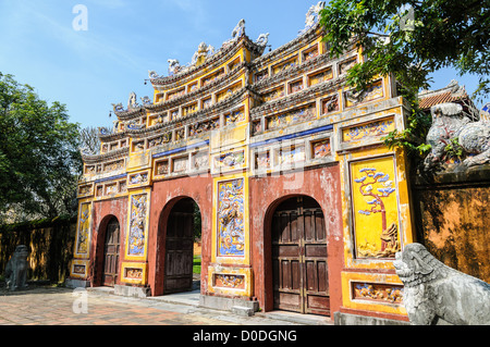 HUE, Vietnam – Ein Tor zur Kaiserstadt in Hue, Vietnam. Der Komplex ist ein selbstgeschlossener und befestigter Palast und umfasst die lila Verbotene Stadt, die das innere Heiligtum des kaiserlichen Haushalts war, sowie Tempel, Höfe, Gärten und andere Gebäude. Ein großer Teil der Kaiserlichen Stadt wurde während des Vietnamkrieges beschädigt oder zerstört. Sie ist heute zum UNESCO-Weltkulturerbe ernannt. Stockfoto