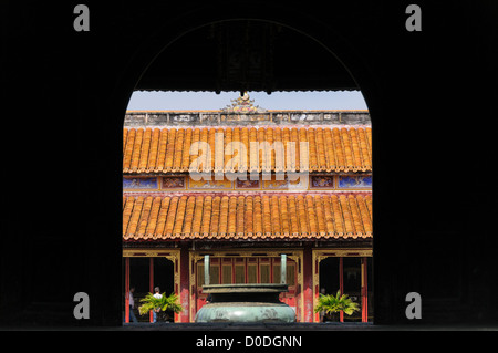 HUE, Vietnam – der Schatten eines anderen Gebäudes umrahmt den To Mieu Tempel in der Kaiserstadt in Hue, Vietnam. Der Komplex ist ein selbstgeschlossener und befestigter Palast und umfasst die lila Verbotene Stadt, die das innere Heiligtum des kaiserlichen Haushalts war, sowie Tempel, Höfe, Gärten und andere Gebäude. Ein großer Teil der Kaiserlichen Stadt wurde während des Vietnamkrieges beschädigt oder zerstört. Sie ist heute zum UNESCO-Weltkulturerbe ernannt. Stockfoto