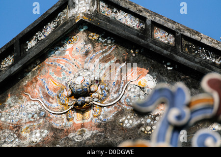 HUE, Vietnam – Dekorative Kunst an einem Gebäude in der Kaiserstadt in Hue, Vietnam. Der Komplex ist ein selbstgeschlossener und befestigter Palast und umfasst die lila Verbotene Stadt, die das innere Heiligtum des kaiserlichen Haushalts war, sowie Tempel, Höfe, Gärten und andere Gebäude. Ein großer Teil der Kaiserlichen Stadt wurde während des Vietnamkrieges beschädigt oder zerstört. Sie ist heute zum UNESCO-Weltkulturerbe ernannt. Stockfoto