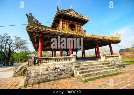 HUE, Vietnam – eine reich verzierte Pagode vor den Mauern der Kaiserstadt in Hue, Vietnam. Der Komplex ist ein selbstgeschlossener und befestigter Palast und umfasst die lila Verbotene Stadt, die das innere Heiligtum des kaiserlichen Haushalts war, sowie Tempel, Höfe, Gärten und andere Gebäude. Ein großer Teil der Kaiserlichen Stadt wurde während des Vietnamkrieges beschädigt oder zerstört. Sie ist heute zum UNESCO-Weltkulturerbe ernannt. Stockfoto