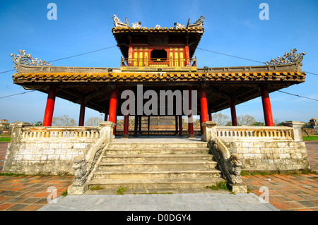 HUE, Vietnam – eine reich verzierte restaurierte Pagode vor den Mauern der Kaiserstadt in Hue, Vietnam. Der Komplex ist ein selbstgeschlossener und befestigter Palast und umfasst die lila Verbotene Stadt, die das innere Heiligtum des kaiserlichen Haushalts war, sowie Tempel, Höfe, Gärten und andere Gebäude. Ein großer Teil der Kaiserlichen Stadt wurde während des Vietnamkrieges beschädigt oder zerstört. Sie ist heute zum UNESCO-Weltkulturerbe ernannt. Stockfoto