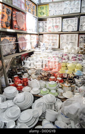 Cho Dong Ba Markt Tee Sets zum Verkauf Hue Vietnam // HUE, Vietnam - Tee Sets zum Verkauf bei Cho Dong Ba, dem wichtigsten Stadtmarkt in Hue. Cho Dong Ba dient als zentraler Marktplatz für die ehemalige kaiserliche Hauptstadt, die sich am Parfüm River in Zentral-Vietnam befindet. Der Markt ist bekannt für sein vielfältiges Angebot an Waren, darunter traditionelle vietnamesische Keramik, Textilien und lokale Lebensmittel. Hue, ein UNESCO-Weltkulturerbe, war von 1802 bis 1945 die Hauptstadt der Nguyen-Dynastie. Die Stadt ist nach wie vor ein wichtiges kulturelles Zentrum, das für seine kaiserliche Architektur, sein traditionelles Handwerk und seine Kulinarik bekannt ist Stockfoto