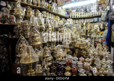 Messingartikel zum Verkauf Cho Dong Ba Market Hue Vietnam // HUE, Vietnam — Messingartikel zum Verkauf bei Cho Dong Ba, dem wichtigsten Stadtmarkt in Hue, Vietnam. Cho Dong Ba dient als zentraler Marktplatz für die ehemalige kaiserliche Hauptstadt, die sich am Parfüm River in Zentral-Vietnam befindet. Der Markt ist bekannt für sein vielfältiges Angebot an Waren, darunter traditionelles Handwerk, Textilien und Metallarbeiten. Hue, ein UNESCO-Weltkulturerbe, war von 1802 bis 1945 Sitz der Nguyen-Dynastie. Die Stadt ist nach wie vor ein wichtiges kulturelles Zentrum und zieht Besucher an, die sich für die vietnamesische kaiserliche Geschichte und die traditionelle craf interessieren Stockfoto