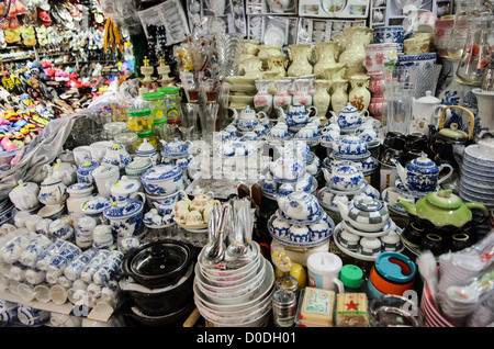 Keramik zum Verkauf am Cho Dong Ba Markt Hue Vietnam // HUE, Vietnam — Keramikwaren zum Verkauf am Cho Dong Ba, dem wichtigsten Stadtmarkt in Hue, Vietnam. Cho Dong Ba dient als zentraler Marktplatz für die ehemalige kaiserliche Hauptstadt, die sich am Parfüm River in Zentral-Vietnam befindet. Der Markt ist bekannt für sein vielfältiges Angebot an lokalen Produkten, darunter traditionelle Keramik, Textilien und Lebensmittel. Hue, ein UNESCO-Weltkulturerbe, war von 1802 bis 1945 die Hauptstadt der Nguyen-Dynastie. Die Stadt ist nach wie vor ein wichtiges kulturelles Zentrum, das für seine kaiserliche Architektur, das traditionelle Handwerk und bekannt ist Stockfoto