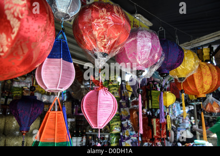Vietnamesische Laternen zum Verkauf Cho Dong Ba Market Hue Vietnam // HUE, Vietnam — vietnamesische Lichtschattierungen werden auf dem Cho Dong Ba, dem wichtigsten Stadtmarkt in Hue, zum Verkauf angeboten. Cho Dong Ba dient als zentraler Marktplatz für die ehemalige kaiserliche Hauptstadt, die sich am Parfüm River in Zentral-Vietnam befindet. Der Markt im Herzen des Geschäftsviertels von Hue bietet Einwohnern und Besuchern traditionelle vietnamesische Waren und lokale Produkte. Hue, das zum UNESCO-Weltkulturerbe gehört, war der Sitz der Nguyen-Dynastie und bleibt ein wichtiges kulturelles Zentrum in Vietnam. Die Märkte der Stadt c Stockfoto