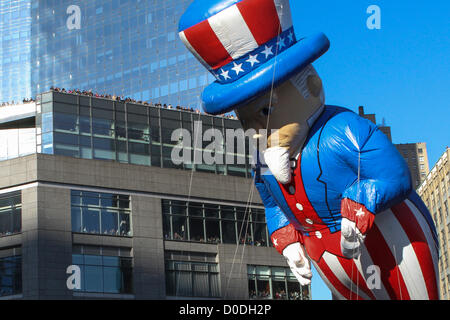 Zuschauer auf einem Balkon des Time Warner Center beobachten das Uncle Sam Ballon bewegen sich durch Columbus Circle bei Macy's Thanksgiving Day Parade in New York City auf Donnerstag, 22. November 2012. Stockfoto