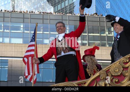 Zuschauer auf dem Balkon des Time Warner Center sehen Sie Darsteller aus der Big Apple Circus durch Columbus Circle in Macy's Thanksgiving Day Parade in New York City auf Donnerstag, 22. November 2012 zu verschieben. Stockfoto