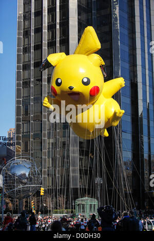 Pikachu Pokeman Ballon bewegt sich in Columbus Circle Investitur Macy's Thanksgiving Day Parade in New York City auf Donnerstag, 22. November 2012. Stockfoto