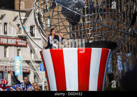 Miss USA, Olivia Culpo, Reiten ein Schwimmer in Macy's Thanksgiving Day Parade in New York City auf Donnerstag, 22. November 2012. Stockfoto