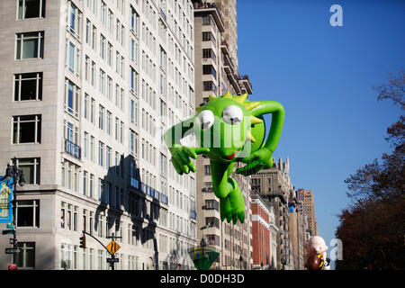 Kermit der Frosch-Ballon sinkt Central Park West während Macy's Thanksgiving Day Parade in New York City auf Donnerstag, 22. November 2012. Stockfoto