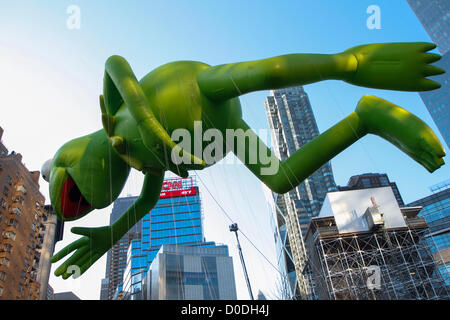 Kermit der Frosch-Ballon durchläuft Columbus Circle bei Macy's Thanksgiving Day Parade in New York City auf Donnerstag, 22. November 2012. Stockfoto