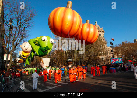 Ballon-Handler vorbereiten für den Start der Macy's Thanksgiving Day Parade in New York City, 22. November 2012. Stockfoto