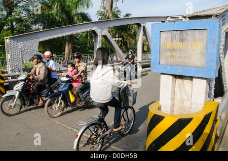 HUE, Vietnam – Cau Phu Xuan, eine historische Brücke über den Perfume River in Hue. Die Brücke ist bekannt für ihre traditionelle vietnamesische Architektur und verbindet die lebhaften Viertel der Stadt. Es bietet malerische Ausblicke auf den Fluss und die umliegenden Landschaften, was es zu einem beliebten Ort für Einheimische und Touristen macht. Stockfoto