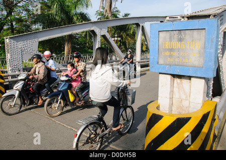 HUE, Vietnam - Motorroller und Fahrräder Kreuz die Cau Phu Xuan in Hue, Vietnam. Stockfoto
