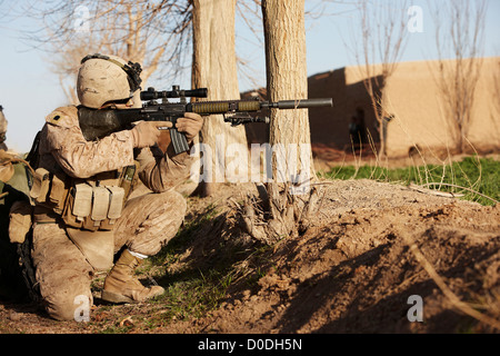 Ein US-Marine soll ein gekennzeichnet Marksman-Gewehr während einer Kampfhandlung in der afghanischen Provinz Helmand Stockfoto