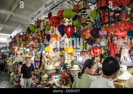 Cho Dong Ba Market Light Shades Hue Vietnam // HUE, Vietnam — Light Shades zum Verkauf bei Cho Dong Ba, dem wichtigsten Stadtmarkt in Hue. Cho Dong Ba dient als zentraler Marktplatz für die ehemalige kaiserliche Hauptstadt, die sich am Parfüm River in Zentral-Vietnam befindet. Der Markt ist bekannt für sein vielfältiges Angebot an Waren, von Haushaltsartikeln bis hin zu lokalem Kunsthandwerk und Lebensmitteln. Hue, ein UNESCO-Weltkulturerbe, war der Sitz der Nguyen-Dynastie und bleibt ein wichtiges kulturelles Zentrum in Vietnam. Die Stadt zieht Besucher an, die an ihrer kaiserlichen Geschichte, der traditionellen Architektur und der lebhaften lokalen Stadt interessiert sind Stockfoto