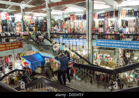 Cho Dong Ba Marktreppe Hue Vietnam // HUE, Vietnam — die zentrale Haupttreppe am Cho Dong Ba, dem wichtigsten Stadtmarkt in Hue. Cho Dong Ba dient als zentraler Handelsknotenpunkt der ehemaligen kaiserlichen Hauptstadt, die sich am Parfüm River in Zentral-Vietnam befindet. Der Markt ist ein wichtiges Ziel sowohl für Einheimische als auch für Besucher, die frische Produkte, Textilien und regionale Spezialitäten suchen. Hue, das zum UNESCO-Weltkulturerbe gehört, war der Sitz der Nguyen-Dynastie und bleibt ein wichtiges kulturelles Zentrum in Vietnam. Der Markt spiegelt das tägliche Geschäftsleben dieser historischen Stadt wider Stockfoto