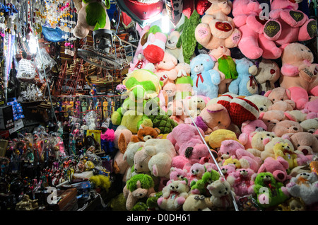 Cho Dong Ba Market Plüschspielzeug Hue Vietnam // HUE, Vietnam — Plüschspielzeug zum Verkauf bei Cho Dong Ba, dem wichtigsten Stadtmarkt in Hue, Vietnam. Cho Dong Ba dient als zentraler Marktplatz für die ehemalige kaiserliche Hauptstadt, die sich am Parfüm River in Zentral-Vietnam befindet. Der Markt, der sich am Nordufer des Flusses befindet, bietet eine große Auswahl an Waren, darunter Textilien, Lebensmittel, Souvenirs und Spielzeug. Hue, das zum UNESCO-Weltkulturerbe gehört, war von 1802 bis 1945 die Hauptstadt der Nguyen-Dynastie. Die Stadt ist nach wie vor ein wichtiges Kultur- und Handelszentrum in der Provinz Thua Thien-Hue. Cho Dong Stockfoto