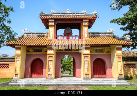 HUE, Vietnam – Ein gemaltes Tor in der Kaiserstadt in Hue, Vietnam. Der Komplex ist ein selbstgeschlossener und befestigter Palast und umfasst die lila Verbotene Stadt, die das innere Heiligtum des kaiserlichen Haushalts war, sowie Tempel, Höfe, Gärten und andere Gebäude. Ein großer Teil der Kaiserlichen Stadt wurde während des Vietnamkrieges beschädigt oder zerstört. Sie ist heute zum UNESCO-Weltkulturerbe ernannt. Dieses Tor war ein Eingang zur Dien Tho Residence. Das Gebäude wurde 1804 erbaut und diente als Wohnraum der Großmutter der Königin oder des Kaisers. Stockfoto