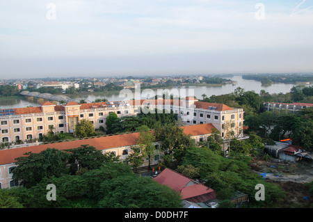 HUE, Vietnam – moderne Gebäude in Hue, Vietnam, mit dem Parfümfluss im Hintergrund. Stockfoto