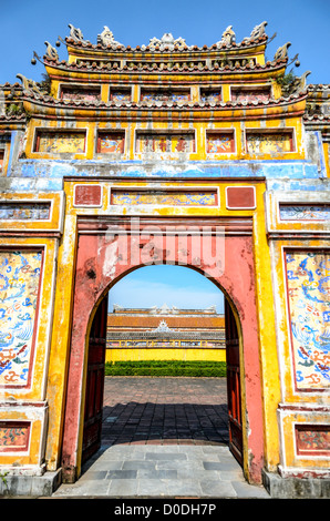 HUE, Vietnam – Ein gemaltes Tor in der Kaiserstadt in Hue, Vietnam. Der Komplex ist ein selbstgeschlossener und befestigter Palast und umfasst die lila Verbotene Stadt, die das innere Heiligtum des kaiserlichen Haushalts war, sowie Tempel, Höfe, Gärten und andere Gebäude. Ein großer Teil der Kaiserlichen Stadt wurde während des Vietnamkrieges beschädigt oder zerstört. Sie ist heute zum UNESCO-Weltkulturerbe ernannt. Dieses Tor war ein Eingang zur Dien Tho Residence. Das Gebäude wurde 1804 erbaut und diente als Wohnraum der Großmutter der Königin oder des Kaisers. Stockfoto