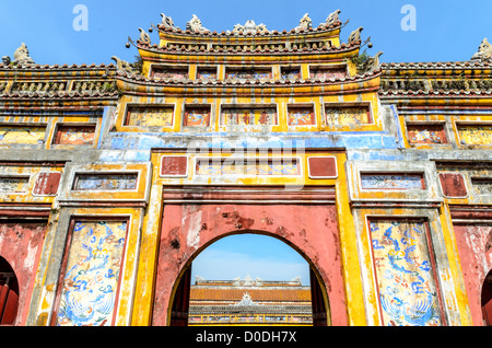 HUE, Vietnam – Ein gemaltes Tor in der Kaiserstadt in Hue, Vietnam. Der Komplex ist ein selbstgeschlossener und befestigter Palast und umfasst die lila Verbotene Stadt, die das innere Heiligtum des kaiserlichen Haushalts war, sowie Tempel, Höfe, Gärten und andere Gebäude. Ein großer Teil der Kaiserlichen Stadt wurde während des Vietnamkrieges beschädigt oder zerstört. Sie ist heute zum UNESCO-Weltkulturerbe ernannt. Dieses Tor war ein Eingang zur Dien Tho Residence. Das Gebäude wurde 1804 erbaut und diente als Wohnraum der Großmutter der Königin oder des Kaisers. Stockfoto