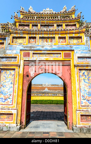 HUE, Vietnam – Ein gemaltes Tor in der Kaiserstadt in Hue, Vietnam. Der Komplex ist ein selbstgeschlossener und befestigter Palast und umfasst die lila Verbotene Stadt, die das innere Heiligtum des kaiserlichen Haushalts war, sowie Tempel, Höfe, Gärten und andere Gebäude. Ein großer Teil der Kaiserlichen Stadt wurde während des Vietnamkrieges beschädigt oder zerstört. Sie ist heute zum UNESCO-Weltkulturerbe ernannt. Dieses Tor war ein Eingang zur Dien Tho Residence. Das Gebäude wurde 1804 erbaut und diente als Wohnraum der Großmutter der Königin oder des Kaisers. Stockfoto