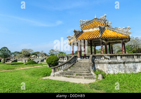 HUE, Vietnam – Eine Pagode im Innenhof der Kaiserstadt in Hue, Vietnam. Der Komplex ist ein selbstgeschlossener und befestigter Palast und umfasst die lila Verbotene Stadt, die das innere Heiligtum des kaiserlichen Haushalts war, sowie Tempel, Höfe, Gärten und andere Gebäude. Ein großer Teil der Kaiserlichen Stadt wurde während des Vietnamkrieges beschädigt oder zerstört. Sie ist heute zum UNESCO-Weltkulturerbe ernannt. Stockfoto