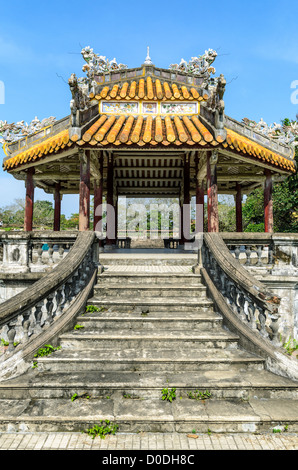 HUE, Vietnam – Eine restaurierte Pagode mit ihren geschwungenen Treppen in der Kaiserstadt in Hue, Vietnam. Der Komplex ist ein selbstgeschlossener und befestigter Palast und umfasst die lila Verbotene Stadt, die das innere Heiligtum des kaiserlichen Haushalts war, sowie Tempel, Höfe, Gärten und andere Gebäude. Ein großer Teil der Kaiserlichen Stadt wurde während des Vietnamkrieges beschädigt oder zerstört. Sie ist heute zum UNESCO-Weltkulturerbe ernannt. Stockfoto