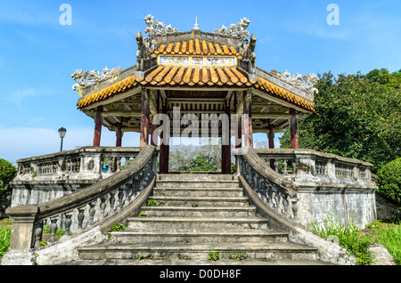 HUE, Vietnam – Eine Pagode auf dem Gelände der Kaiserlichen Stadt in Hue, Vietnam. Der Komplex ist ein selbstgeschlossener und befestigter Palast und umfasst die lila Verbotene Stadt, die das innere Heiligtum des kaiserlichen Haushalts war, sowie Tempel, Höfe, Gärten und andere Gebäude. Ein großer Teil der Kaiserlichen Stadt wurde während des Vietnamkrieges beschädigt oder zerstört. Sie ist heute zum UNESCO-Weltkulturerbe ernannt. Stockfoto