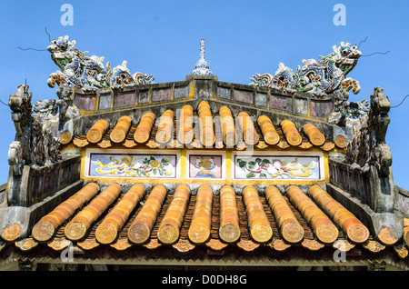 HUE, Vietnam – das prunkvolle Dach einer restaurierten Pagode in der Kaiserstadt in Hue, Vietnam. Der Komplex ist ein selbstgeschlossener und befestigter Palast und umfasst die lila Verbotene Stadt, die das innere Heiligtum des kaiserlichen Haushalts war, sowie Tempel, Höfe, Gärten und andere Gebäude. Ein großer Teil der Kaiserlichen Stadt wurde während des Vietnamkrieges beschädigt oder zerstört. Sie ist heute zum UNESCO-Weltkulturerbe ernannt. Stockfoto