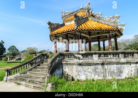 HUE, Vietnam – Eine restaurierte Pagode in der Kaiserlichen Stadt in Hue, Vietnam. Der Komplex ist ein selbstgeschlossener und befestigter Palast und umfasst die lila Verbotene Stadt, die das innere Heiligtum des kaiserlichen Haushalts war, sowie Tempel, Höfe, Gärten und andere Gebäude. Ein großer Teil der Kaiserlichen Stadt wurde während des Vietnamkrieges beschädigt oder zerstört. Sie ist heute zum UNESCO-Weltkulturerbe ernannt. Stockfoto