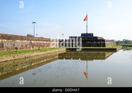 HUE, Vietnam – die Zitadelle und der Burggraben in der Kaiserstadt in Hue, Vietnam. Der Komplex ist ein selbstgeschlossener und befestigter Palast und umfasst die lila Verbotene Stadt, die das innere Heiligtum des kaiserlichen Haushalts war, sowie Tempel, Höfe, Gärten und andere Gebäude. Ein großer Teil der Kaiserlichen Stadt wurde während des Vietnamkrieges beschädigt oder zerstört. Sie ist heute zum UNESCO-Weltkulturerbe ernannt. Stockfoto