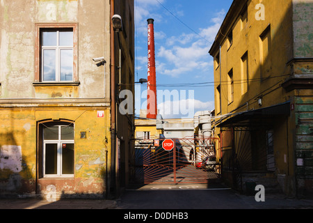 ENKEV Naturfasern Textile Mill Fabrikgebäude und Schornstein in Lodz, Polen Stockfoto
