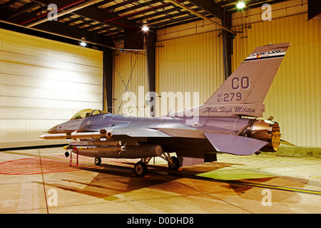 F-16, geladen mit live Waffen in alert Hangar Buckley Air Force Base, Colorado Stockfoto