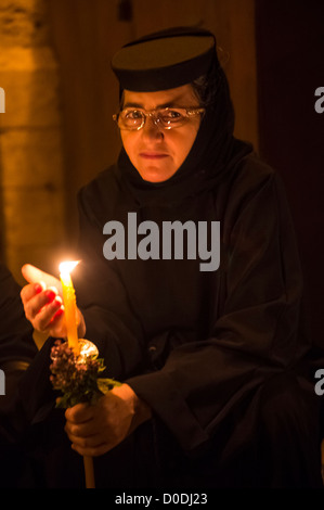 Nicht identifizierte Pilger in das Grab Mariens in Gethsemane betet während des Festes Mariä Himmelfahrt der Jungfrau Maria Stockfoto