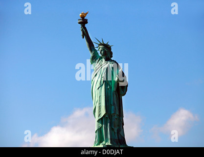Freiheitsstatue auf Liberty Island in New York City. -auf blauen Himmelshintergrund isoliert Stockfoto