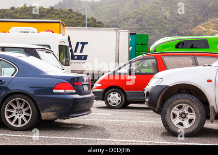 PKW, LKW und Wohnmobile in Picton Docks, warten auf die Fähre Wellington aufgereiht. Stockfoto