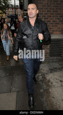 Louie Spence gibt Schnapper eine improvisierte Poledance, während unterwegs in Covent Garden! London, England Stockfoto