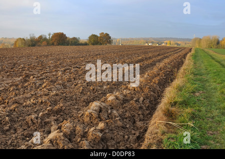 Bereich der frisch gedrehte Mutterboden bildet große Klumpen Erde Stockfoto