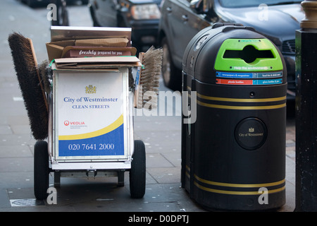 Mülltonnen auf den Straßen von London England Stockfoto