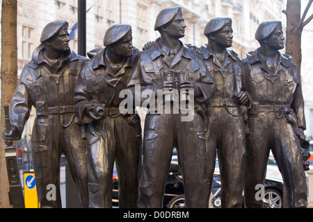 Royal Tank Regiment Statue "aus Schlamm durch Blut auf die grünen Felder jenseits" von Vivien Mallock Stockfoto