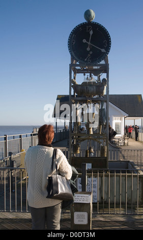 Wasseruhr auf dem Pier Southwold, Suffolk, England entworfen von Tim Hunkin Stockfoto