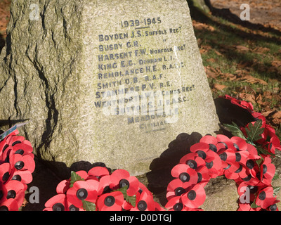 Mohn Rot Gedenken Kränze am Ehrenmal Dorf Reydon, Suffolk, England Stockfoto