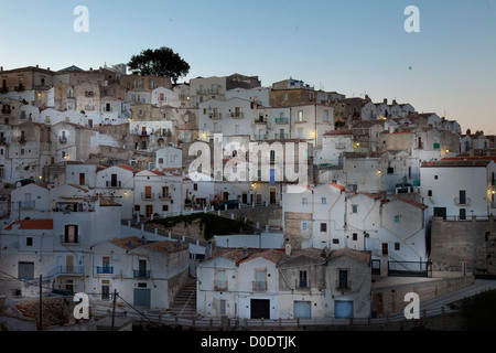 Häuser des Dorfes Monte Sant Angelo in Apulien-Italien. Stockfoto